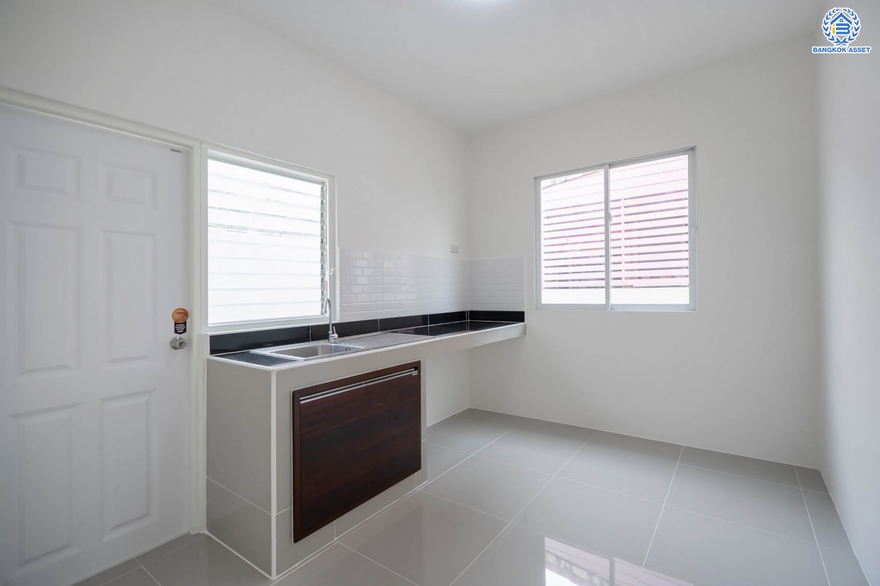 บ้านมือสองตกแต่งใหม่ โครงการ โฮมเพลส วงแหวน-รัตนาธิเบศร์ เนื้อที่ 51.10 ตร.ว. ฟังก์ชัน 3 ห้องนอน 2 ห้องน้ำ ที่จอดรถ 2 คัน ตั้งอยู่บนทำเลแห่งการเดินทาง เชื่อมต่อถนนรัตนาธิเบศร์ ใกล้ห้างเซ็นทรัล เวสต์เกต ใกล้รถไฟฟ้า "สถานีตลาดบางใหญ่"